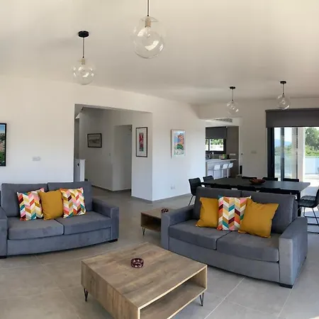 Chrysanthia 2- Brand New 4 Bedroom Villa Neo Chorio