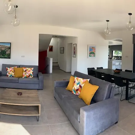 Villa Chrysanthia 2- Brand New 4 Bedroom *